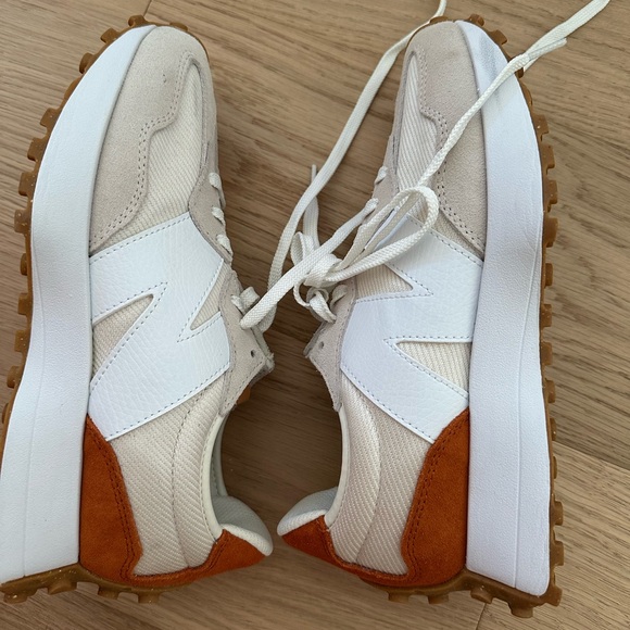 New balance 327 size 8 orange and white - Picture 5 of 9